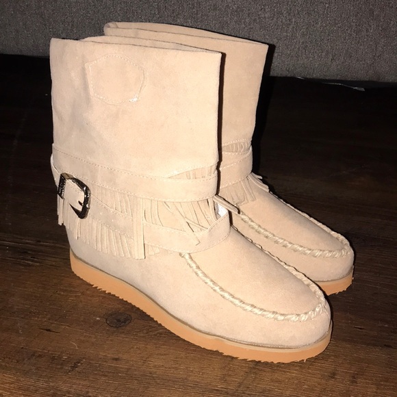 Moccasin style tan ankle boots with buckle - Picture 2 of 6